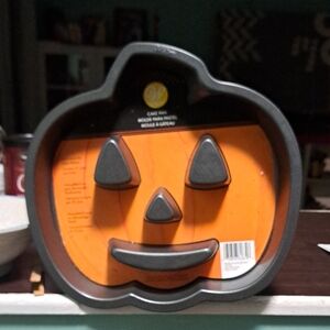 Wilton Cake Pan in Black with Yellow Logo